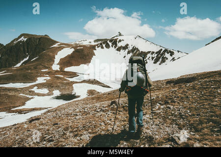 Menschen wandern mit grossen Rucksack Reisen Lifestyle überleben Konzept Abenteuer Outdoor Aktiv Ferien klettern Sport wilde Natur Berge Stockfoto