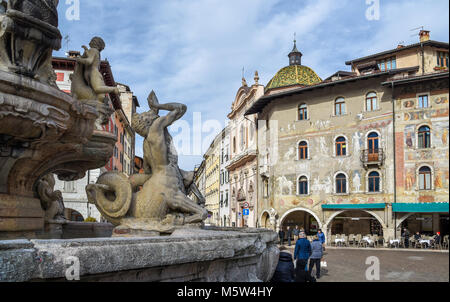 Detail des Brunnens von Nettuno, auf dem Hintergrund der historischen Paläste in der Piazza del Duomo. Trient in der schönen Stadt im nördlichen Italien. Stockfoto