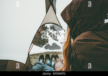 Reisen Paar in Zelten entspannen innen Lifestyle-konzept Abenteuer Ferien im Freien