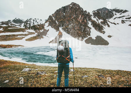 Reisende Mann mit großen Rucksack bergsteigen Lifestyle Reisen überleben Konzept Abenteuer Outdoor Aktiv Ferien klettern sport Gang wilde Natur Stockfoto