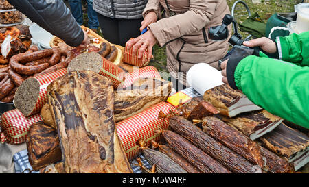 Straße Verkauf von exponierten inländischen Speck, Speck und Würstchen. Stockfoto