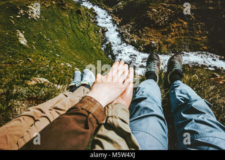 Paar in Liebe Hände halten zusammen Entspannen auf Gipfel Reisen glücklich Emotionen Lifestyle-konzept Abenteuer Ferien im freien Fluss Antenne vie