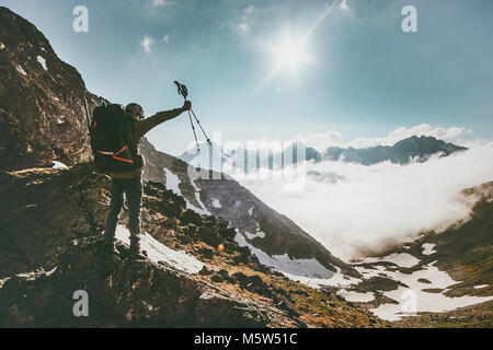 Reisende Mann mit Rucksack auf Gipfel Reisen Erfolg lifestyle überleben Konzept Abenteuer Outdoor Aktiv Ferien klettern sport Gang wild na Stockfoto