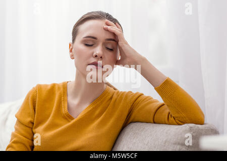 Schöne betroffenen Frau Kopfschmerzen Stockfoto