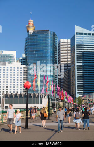 Menschen zu Fuß über die Pyrmont Bridge, Darling Harbour, Sydney, New South Wales, Australien Stockfoto