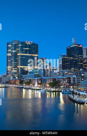 Barangaroo und Darling Hafen bei Dämmerung, Sydney, New South Wales, Australien Stockfoto