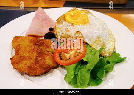 Amerikanische gebratener Reis - Thai Food mit gebratener Reis, gebratenes Huhn, Spiegelei und etwas Gemüse gekocht Stockfoto