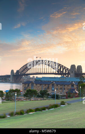 Sydney Harbour Bridge von barangaroo finden bei Sonnenaufgang, Sydney, New South Wales, Australien Stockfoto