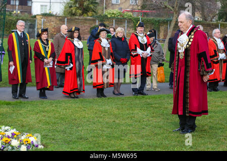 Politiker, Mitglieder von Polizei, Streitkräfte, Ventures und geladenen Gästen besucht das Holocaust Memorial Day Zeremonie am Sowjetischen Ehrenmal in der Geraldine Maria Harmsworth Park in Southwark, von der sowjetischen Memorial Trust Fund, Southwark Rat und das Imperial War Museum organisiert. Dieser Holocaust Gedenktag ist der 73. Jahrestag der Befreiung des Konzentrations- und Vernichtungslager Auschwitz von der sowjetischen Roten Armee 1945. Gast legt Kranz am Holocaust-Mahnmal Baum und sowjetischen Ehrenmals. Mit: Ratsmitglied Charlie Smith, der Bürgermeister von Southwark Wo: London, United Ki Stockfoto