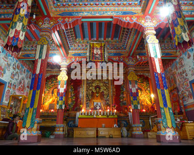 Upper Pisang, Nepal, 10. September 2015: Bunte Wände der buddhistischen Tempel Stockfoto