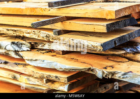 Ein Haufen von bewaldeten Planken und Holz natürlich Würzen in einem Sägewerk. Stockfoto