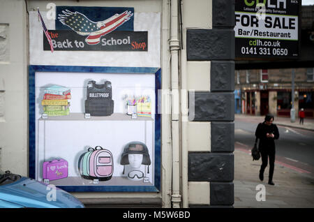 Ein Fake shop Fenster durch Street artist" Die rosa Bär' in Gorgie, Edinburgh, in Reaktion auf die jüngsten Schießereien in Florida und die Fortsetzung der Hochburg der NRB in den Vereinigten Staaten. Stockfoto