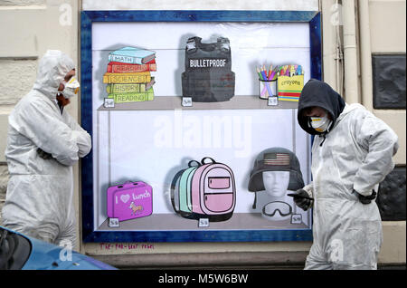 Ein Fake shop Fenster durch Street artist" Die rosa Bär' in Gorgie, Edinburgh, in Reaktion auf die jüngsten Schießereien in Florida und die Fortsetzung der (NRA) Die National Rifle Association in den Vereinigten Staaten. Stockfoto