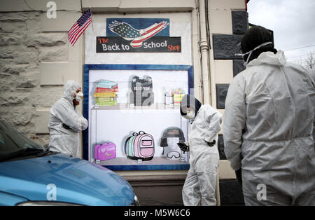 Ein Fake shop Fenster durch Street artist" Die rosa Bär' in Gorgie, Edinburgh, in Reaktion auf die jüngsten Schießereien in Florida und die Fortsetzung der (NRA) Die National Rifle Association in den Vereinigten Staaten. Stockfoto