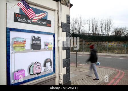 Ein Fake shop Fenster durch Street artist" Die rosa Bär' in Gorgie, Edinburgh, in Reaktion auf die jüngsten Schießereien in Florida und die Fortsetzung der (NRA) Die National Rifle Association in den Vereinigten Staaten. Stockfoto