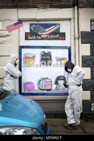 Ein Fake shop Fenster durch Street artist" Die rosa Bär' in Gorgie, Edinburgh, in Reaktion auf die jüngsten Schießereien in Florida und die Fortsetzung der (NRA) Die National Rifle Association in den Vereinigten Staaten. Stockfoto