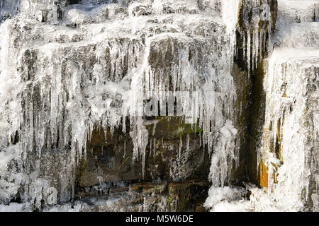 Eiszapfen gebildet auf einem gefrorenen Wasserfall in der Nähe von Pen y Fan Berg auf Brecon Beacon National Park, Wales, in einigen Teilen des Vereinigten Königreichs eingerichtet sind, fühlen sich kälter als die Arctic Circle als eisige Temperaturen in der kommenden Woche fortsetzen. Stockfoto