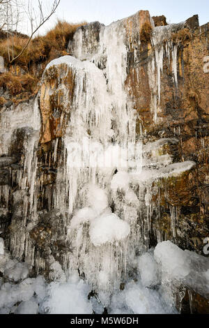 Eiszapfen gebildet auf einem gefrorenen Wasserfall in der Nähe von Pen y Fan Berg auf Brecon Beacon National Park, Wales, in einigen Teilen des Vereinigten Königreichs eingerichtet sind, fühlen sich kälter als die Arctic Circle als eisige Temperaturen in der kommenden Woche fortsetzen. Stockfoto