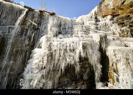 Eiszapfen gebildet auf einem gefrorenen Wasserfall in der Nähe von Pen y Fan Berg auf Brecon Beacon National Park, Wales, in einigen Teilen des Vereinigten Königreichs eingerichtet sind, fühlen sich kälter als die Arctic Circle als eisige Temperaturen in der kommenden Woche fortsetzen. Stockfoto