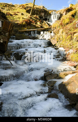 Einen gefrorenen Wasserfall in der Nähe von Pen y Fan Berg auf Brecon Beacon National Park, Wales, in einigen Teilen des Vereinigten Königreichs eingerichtet sind, fühlen sich kälter als die Arctic Circle als eisige Temperaturen in der kommenden Woche fortsetzen. Stockfoto