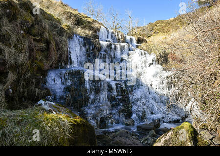 Einen gefrorenen Wasserfall in der Nähe von Pen y Fan Berg auf Brecon Beacon National Park, Wales, in einigen Teilen des Vereinigten Königreichs eingerichtet sind, fühlen sich kälter als die Arctic Circle als eisige Temperaturen in der kommenden Woche fortsetzen. Stockfoto