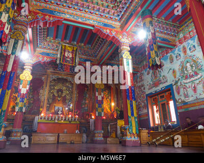 Upper Pisang, Nepal, 10. September 2015: Mönche in ihren Zeremonie, bunte Wände der buddhistischen Tempel Stockfoto