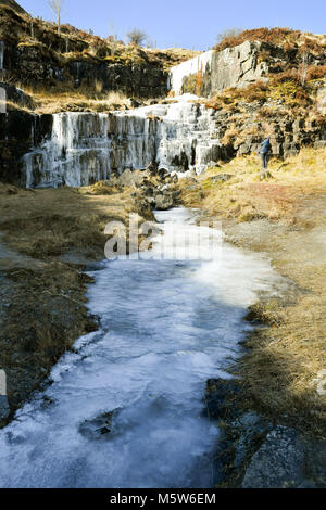 Einen gefrorenen Wasserfall in der Nähe von Pen y Fan Berg auf Brecon Beacon National Park, Wales, in einigen Teilen des Vereinigten Königreichs eingerichtet sind, fühlen sich kälter als die Arctic Circle als eisige Temperaturen in der kommenden Woche fortsetzen. Stockfoto