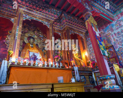 Upper Pisang, Nepal, 10. September 2015: Statue des Buddha im buddhistischen Tempel von bunten Mauern umgeben. Stockfoto