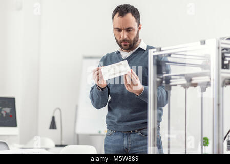 Junge Ingenieur Kontrolle Modell auf 3D-Drucker gedruckt Stockfoto