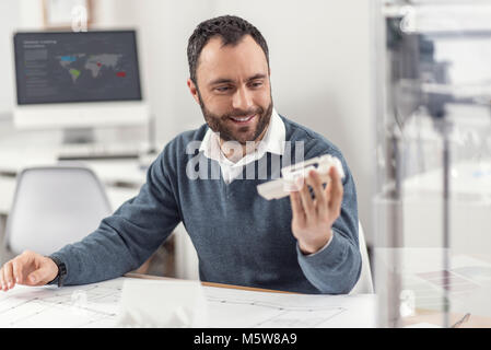 Optimistische junge Ingenieur Prüfung der zuletzt gedruckten 3D-Modell Stockfoto