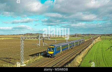 Scotrail Klasse 170 Köpfe in Richtung Edinburgh Park Farm Lothian Schottland Großbritannien aus Glasgow Glasgow Edinburgh om die Bahnstrecke. Stockfoto