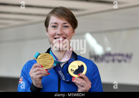 Großbritanniens Lizzy Yarnold stellt mit ihren Goldmedaillen als Mannschaft GB am Flughafen Heathrow ankommen nach PyeongChang 2018 Winter-olympischen Spiele. Stockfoto