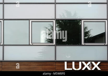 Frankfurt, Deutschland - 11. Februar 2018: Die luxx Bürogebäude in Rödelheim mit einer modernen Glasfassade und Edelholz Panels am 11. Februar 2018 in Stockfoto