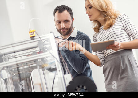 Weibliche supervisor Überprüfung der Qualität der 3-D-Druckern Drähte Stockfoto