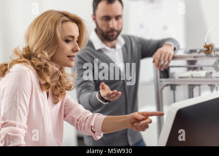 Charmante weibliche Vorgesetzte und Kollegen Bericht prüfen Stockfoto