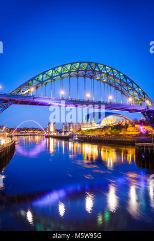 Tyne Bridge Newcastle, Aussicht bei Nacht der legendären Tyne Bridge mit der Gebäude- und Sage Gateshead Millennium Bridge in der Ferne, Tyneside, Großbritannien Stockfoto