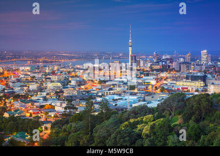 Auckland. Stadtbild bild Skyline von Auckland, Neuseeland von Mt. Eden in der Abenddämmerung. Stockfoto