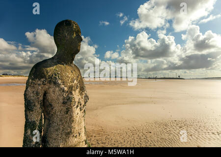 Die Sir Antony Gormley kunst Installation eine andere Stelle Crosby Strand, Teil der Sefton Coast gelegen, in der Region von Liverpool Großbritannien Stockfoto