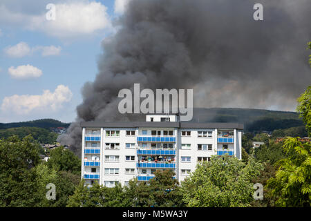 Feuer hinter einem Wohnhaus, Meinerzhagen, Nordrhein-Westfalen, Deutschland, Europa Stockfoto