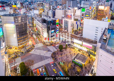 Shibuya, Tokio, Japan Stadtbild über die jagt Zebrastreifen. Stockfoto
