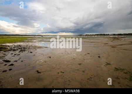 Blick über Christchurch Harbour auf Hayling Island, Langstone, Hampshire, Großbritannien Stockfoto