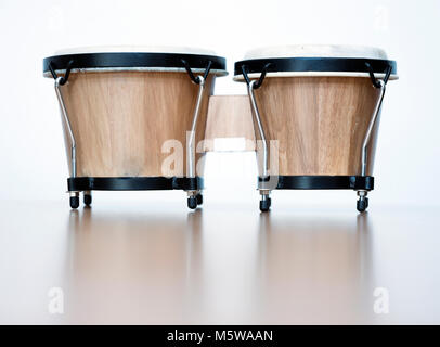 Paar Bongos auf der spiegelnden Fläche im Studio Stockfoto