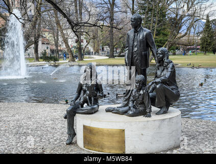 Familie Denkmal des britischen Künstlers Gillian Wearing. Die Bronzestatue (2007) der typischen Trentiner Familie darstellt. Stockfoto