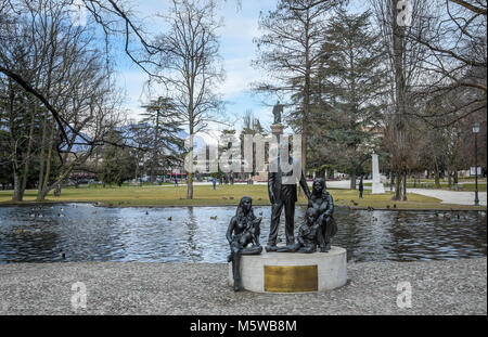 Familie Denkmal des britischen Künstlers Gillian Wearing. Die Bronzestatue (2007) der typischen Trentiner Familie darstellt. Stockfoto