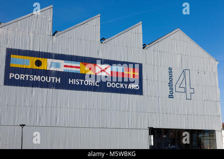 Bootshaus Nr. 4/Boot Haus Vier in Portsmouth Historic Dockyard, bemalt mit der Werft Logo auf. Portsmouths historischen Werften. UK. (95) Stockfoto