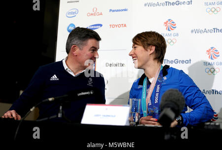 Mannschaft GB Vorsitzende Sir Hugh Robertson und Lizzy Yarnold während einer Pressekonferenz nach Team GB Ankunft am Flughafen Heathrow nach PyeongChang 2018 Winter-olympischen Spiele. Stockfoto