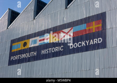 Bootshaus Nr. 4/Boot Haus Vier in Portsmouth Historic Dockyard, bemalt mit der Werft Logo auf. Portsmouths historischen Werften. UK. (95) Stockfoto