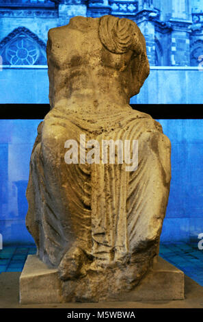 Statue von Jupiter auf seinem Thron, vielleicht in einem Heiligtum entfernt. 2. Jahrhundert. Vom Turm der Stadtmauer, Köln, Deutschland. Römisch-germanisches Museum. Köln. Deutschland. Stockfoto