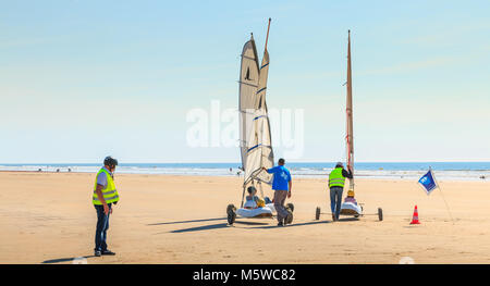 Saint Jean de Monts, Frankreich - 23. September 2017: Trainer gibt eine Lektion, Strandsegeln am Strand am Ende des Sommers Stockfoto