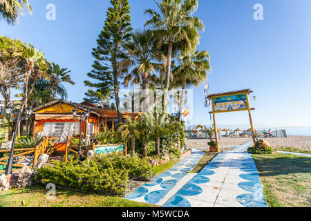 Strand am Mittelmeer, in Torremolinos, Spanien. Stockfoto
